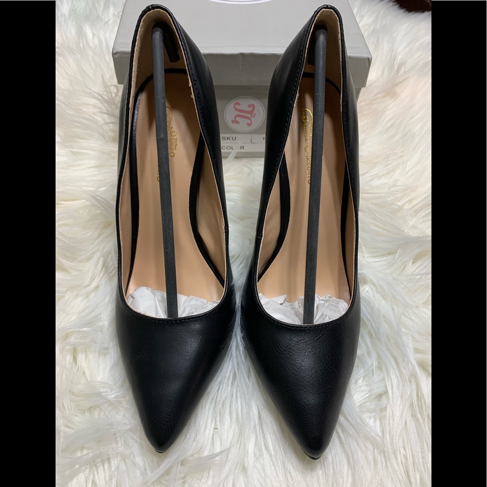 Black pumps
